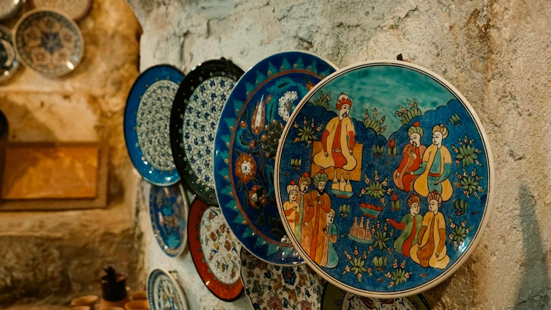 kb iznik plates Hand-Painted Iznik Pattern Ceramic Plate – 25 cm